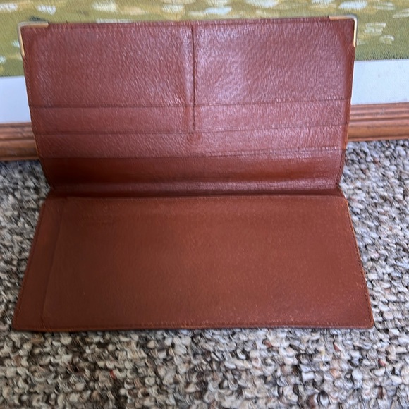 LV Bifold 6.5”x4 “ card holder. Code: 832
Call out: Wrinkle due to vintage. - Picture 7 of 9